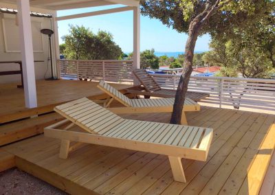 Klupe, stolovi, ležaljke, kreveti od masivnog drva