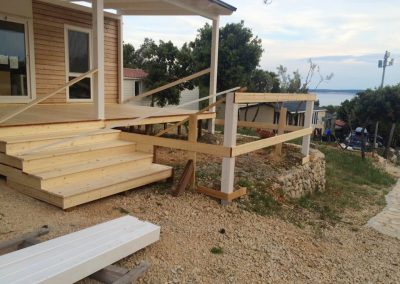 Postavljanje drvenih mobilnih kuća i terasa